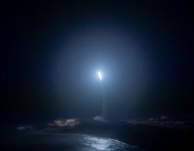 中程弹道导弹目标:一种先进的中程弹道导弹目标，从太平洋导弹靶场发射, Kauai, Hawaii, 作为美国的一部分.S. Missile Defense Agency’s Flight Test Aegis Weapon System-32 (FTM-32), 3月28日举行, 2024年与美国合作举办.S. Navy. (图片/发布)